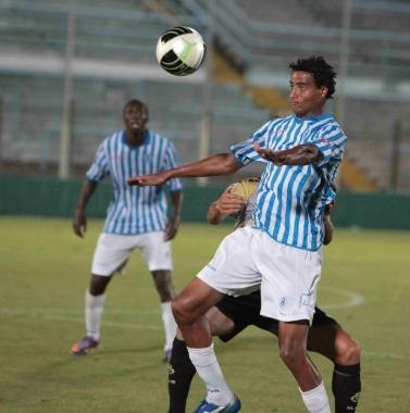 A sinistra Arma, a destra Perna nel match di andata        
