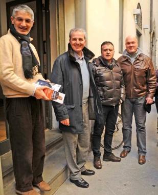 Alberto Niccolai davanti alla sede del suo comitato 