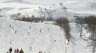 Sciatori sulle piste della Val di Luce