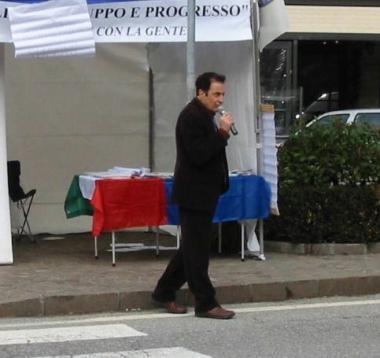 Stefano Betti durante il comizio di fine dicembre a San Marcello