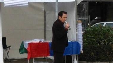Stefano Betti durante il comizio di fine dicembre a San Marcello