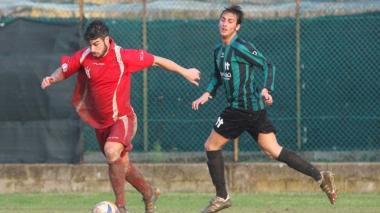 A sinistra Manfredi (Pelli S. Croce) durante un’azione di gioco