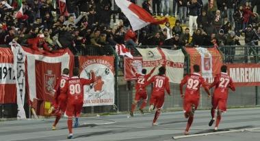 <b>CORSA PAZZA.</b> Gaetano Caridi festeggia sotto la curva nord il gol dell1-0 contro il Livorno 