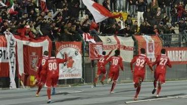 <b>CORSA PAZZA.</b> Gaetano Caridi festeggia sotto la curva nord il gol dell’1-0 contro il Livorno
