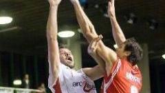 Crotta contende palla a un avversario (Vip)
