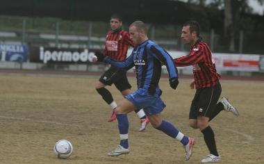 Tamberi (Pisa SC) contro il lucchese Buccellato 