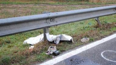A sinistra il vecchio guard-rail che ha fermato la corsa di Fabio, al centro il ragazzo, a destra le nuove gabbie di protezione che garantiscono più sicurezza