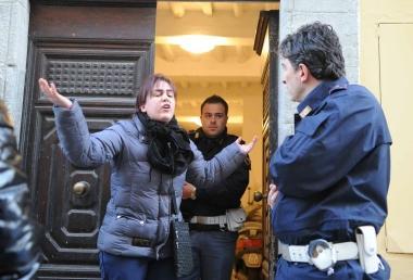 Fabio Pasquinelli viene portato in ospedale. In alto, da sinistra la disperazione della sorella del tunisino, il machete insanguinato nellauto dei carabinieri e le forze dellordine in via Abbi Pazienza 