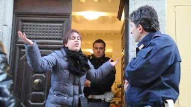 Fabio Pasquinelli viene portato in ospedale. In alto, da sinistra la disperazione della sorella del tunisino, il machete insanguinato nell’auto dei carabinieri e le forze dell’ordine in via Abbi Pazienza