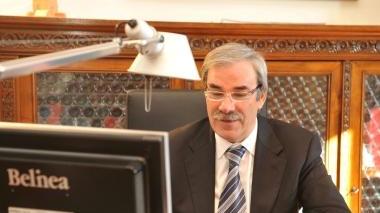 Il sindaco Vittorio Gabbanini durante la fase di sperimentazione del ricevimento via Skype