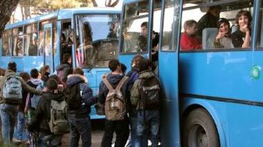 Un pullman dell’Atl carica studenti e qui a destra l’assessore comunale ai trasporti Luca Simoncini