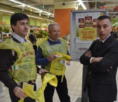 <b>BONIFAZI.</b> Alla Conad in occasione di una colletta alimentare con il direttore Paolo Degli Innocenti; a destra: un negozio affollato per i saldi 