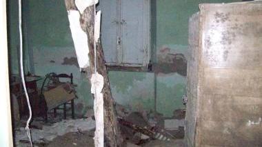 <b>LA TRAVE CADUTA.</b> Una stanza della palazzina