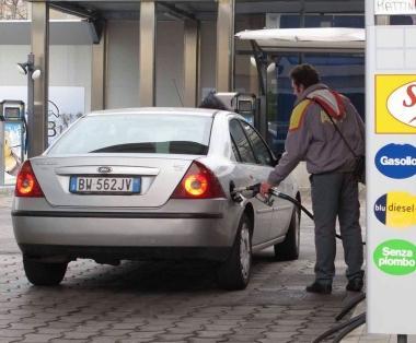 Benzina record, caccia al risparmio