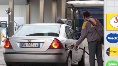Benzina record, caccia al risparmio