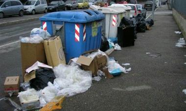 <b>DIFFERENZIATA.</b> Brutti esempi di come (non) viene fatta a Grosseto: ecco via de Barberi e, a destra, una via del centro storico 