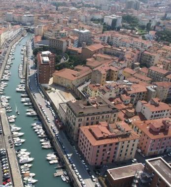 Una veduta panoramica del centro, ricco di negozi 