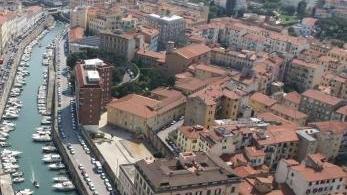 Una veduta panoramica del centro, ricco di negozi