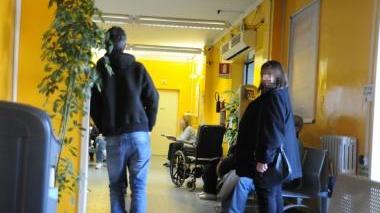 Pazienti in attesa del proprio turno al pronto soccorso, in questi giorni sotto stress per i tanti casi di influenza