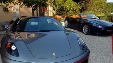 Auto di lusso in una foto di archivio