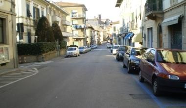 Vandali scatenati nella notte danni alle auto parcheggiate