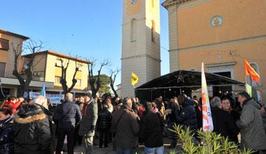 In 300 partecipano al presidioper don Armando Zappolini