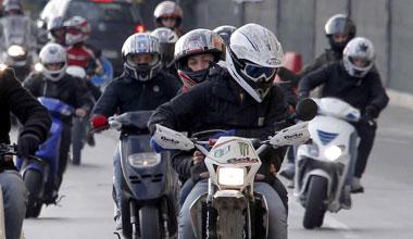 Corteo di scooter contro i guard-rail assassini