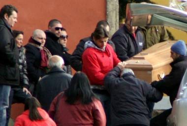 L'ultimo saluto a Claudia. Il marito: «Grazie»