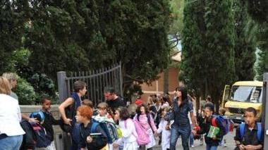 Alunni all’uscita dell’istituto Borsi