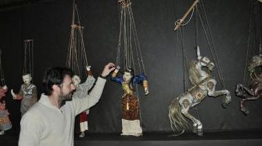 Alessandro Schiavetti con i burattini