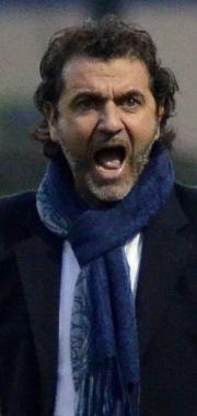 <b>BIANCOROSSI.</b> Da sinistra mister Viviani e il portiere Narciso A destra il bomber Nando Sforzini durante il derby contro il Livorno Sullo sfondo, Luigi Consonni  