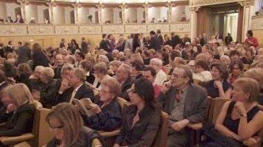 A sinistra, pubblico in platea al Verdi per un’opera Sopra, la cantante pisana Cesy Broggini
