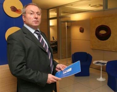 <b>TRATTATIVA. </b>A destra Roberto Giglioli, il dirigente della Banca Ifigest che salir&agrave; a Genova gioved&igrave;, sopra il presidente Aldo Spinelli e a destra Fabio Galante che sta muovendo i fili della trattativa   