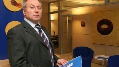 <b>TRATTATIVA. </b>A destra Roberto Giglioli, il dirigente della Banca Ifigest che salirà a Genova giovedì, sopra il presidente Aldo Spinelli e a destra Fabio Galante che sta muovendo i fili della trattativa