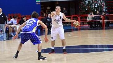 Il giovane play Procacci imposta un’azione d’attacco per lo Sporting Club