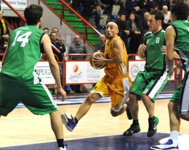 A sinistra, Lanzini in penetrazione tra gli avversari Sopra, mischia sotto canestro. A destra, la panchina del Valentinas esulta alla sirenza finale del match    