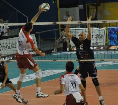 <b>I MIGLIORI IN CAMPO.</b> A sinistra, il capitano Paolo Emilio Baldaccini in schiacciata e, a destra, Davide Candellaro alla battuta 