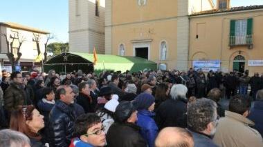 Alcuni momenti della manifestazione di solidarietà organizzata in favore di don Armando Zappolini in piazza a Perignano di Lari