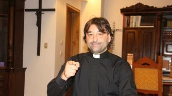 Sono un frate rap, mi piace essere il giullare di Dio