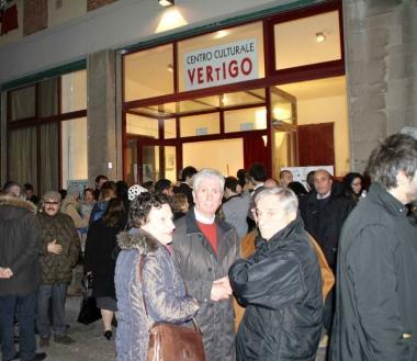 Gente davanti al Vertigo. Momenti dello spetacolo e il taglio del nastro 