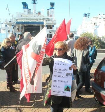 Stop ai veleni in mare: la manifestazione di ieri mattina al Porto Mediceo     