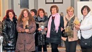 Sopra i podio della categoria bambini mentre riceve il premio dal maresciallo Drago di Cireglio. A destra le vincitrici nella categoria riservata alle associazioni