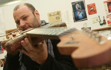 In alto a sinistra il liutaio Fabrizio Paoletti, accanto Paoletti insieme a Maurizio Solieri e Claudio Golinelli, qui sopra Vasco Rossi e il chitarrista Solieri durante un concerto 