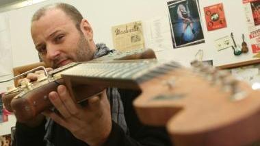 In alto a sinistra il liutaio Fabrizio Paoletti, accanto Paoletti insieme a Maurizio Solieri e Claudio Golinelli, qui sopra Vasco Rossi e il chitarrista Solieri durante un concerto