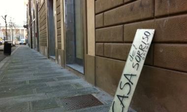 Uno dei cartelli divelti dai vandali durante la notte nel centro cittadino 