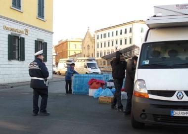 I vigili urbani fanno smontare i banchi e rimuovere i furgoni in sosta sugli Scali Saffi  