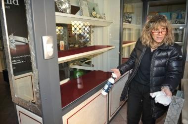 La titolare della gioielleria nel mirino dei ladri 