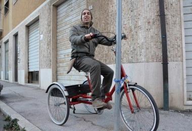 <strong>IN SELLA.</strong> Alessandro Braggio con la bici speciale restituita