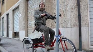 <strong>IN SELLA.</strong> Alessandro Braggio con la bici speciale restituita