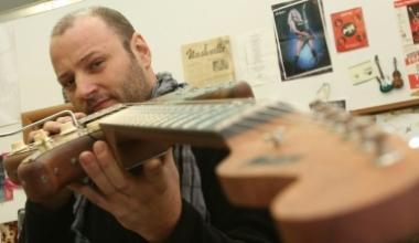 È pratese il liutaio che incanta i grandi del rock americano